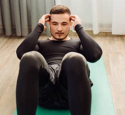 sit-up-handen-aan-hoofd