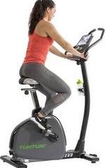 vrouw fietst op tunturi e60 hometrainer