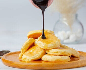 ahornsiroop-op-pannekoeken