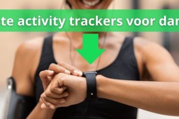 Lachende vrouw met activity trracker