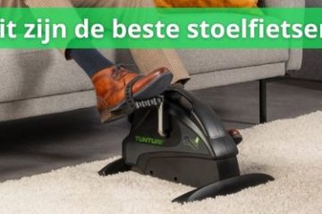 man op bank trapt op stoelfiets