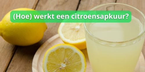 gesneden citroen met glas water