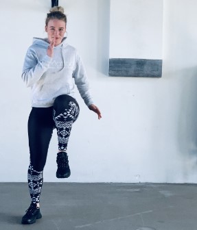 Buikspieroefening high knees