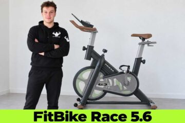 Casper naast de FitBike Race 5.6