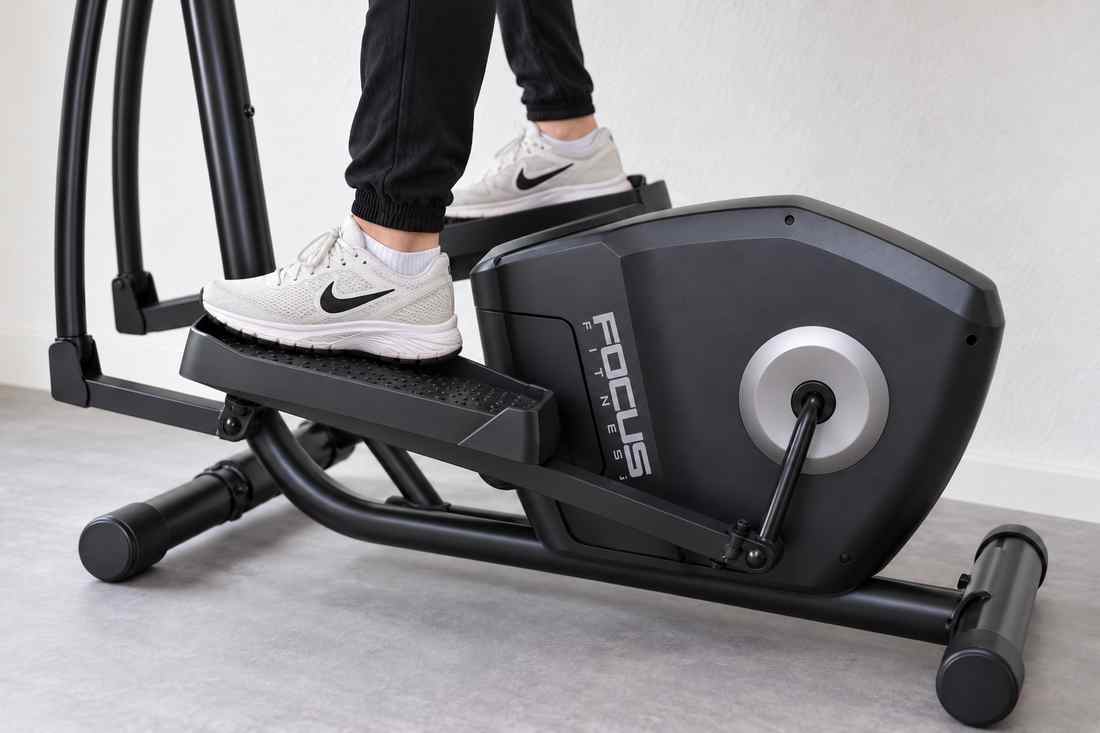 Voeten op de pedalen van de Focus Fitness Fox 1.4 met de tenen naar het stuur