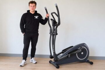 Casper naast de Focus Fitness Fox 3.8 in een trainingsruimte