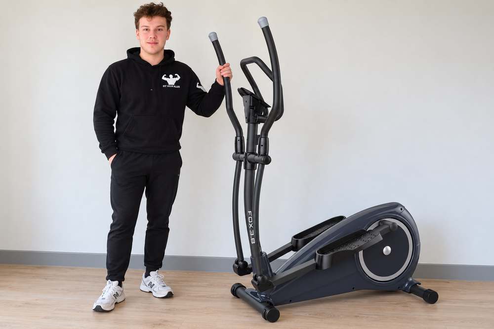 Casper naast de Focus Fitness Fox 3.8 in een trainingsruimte