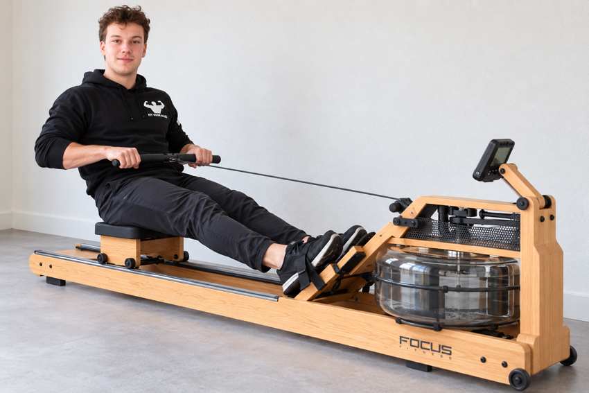 Casper gebruikt de Focus Fitness Row 10 iPlus