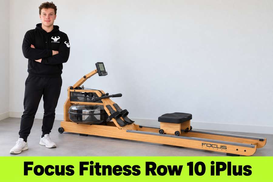 Casper naast de Focus Fitness Row 10 iPlus