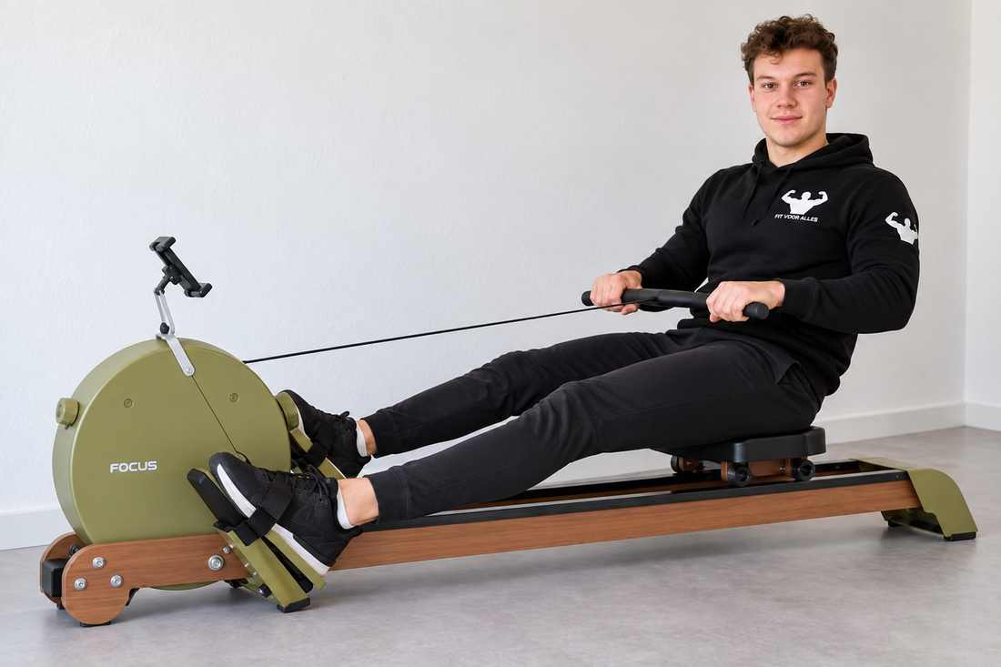 Casper roeit op de Focus Fitness Row 2.6 met een voet op elke voetsteun
