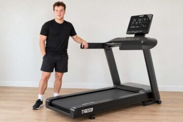Casper naast de brede VirtuFit TR900i loopband