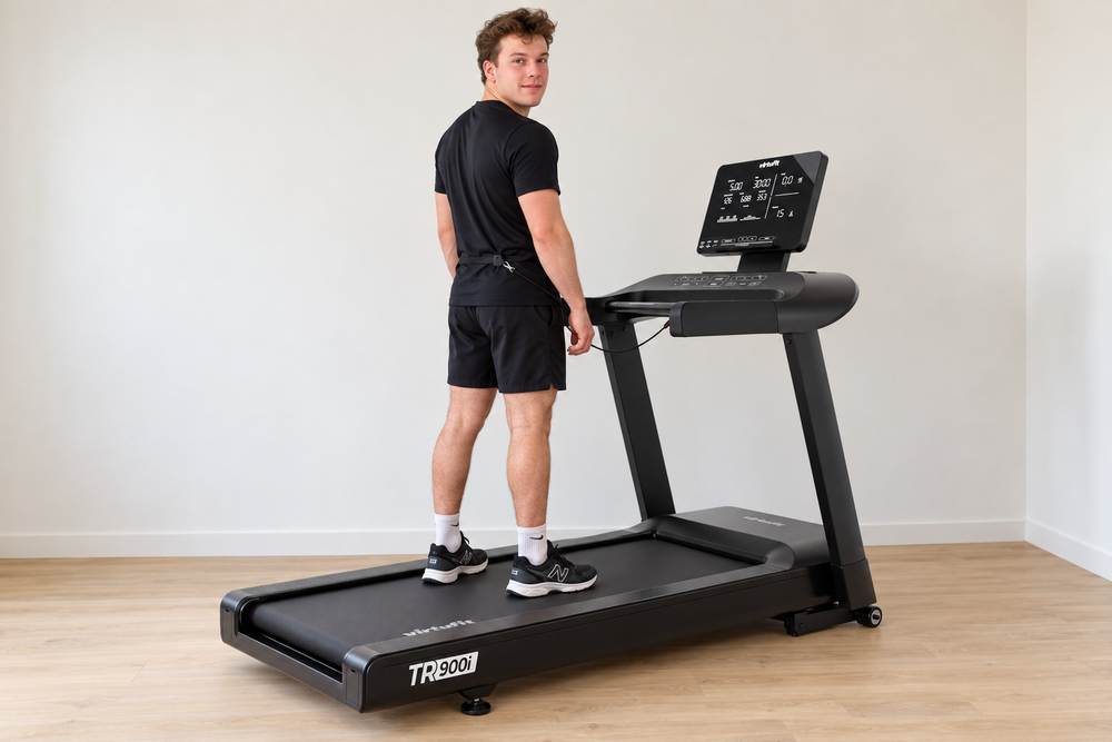 Casper staat op het brede loopvlak van de VirtuFit TR900i