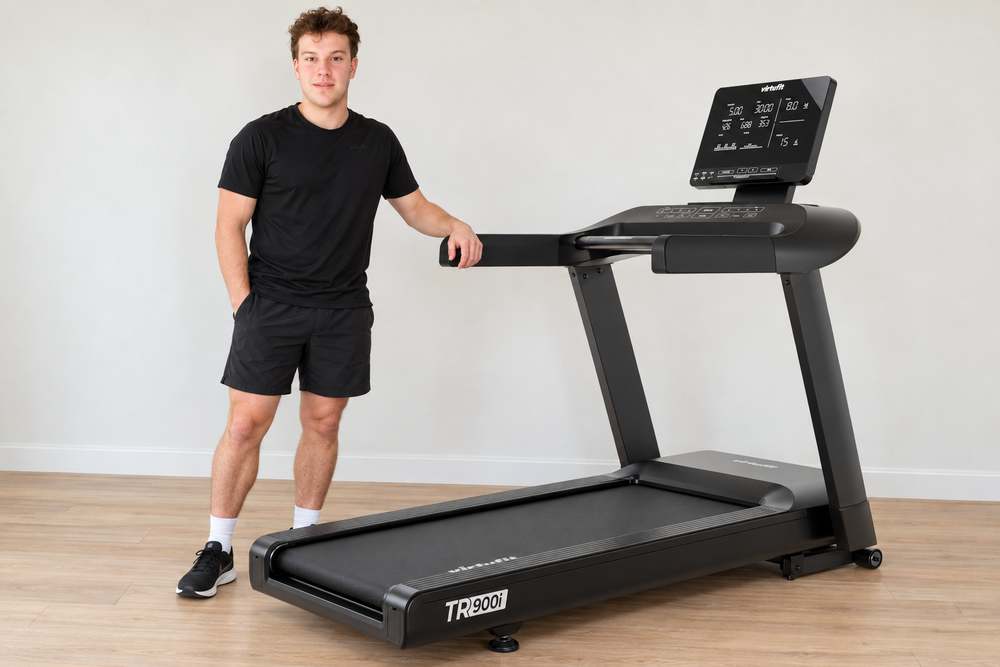 Casper naast de brede VirtuFit TR900i loopband