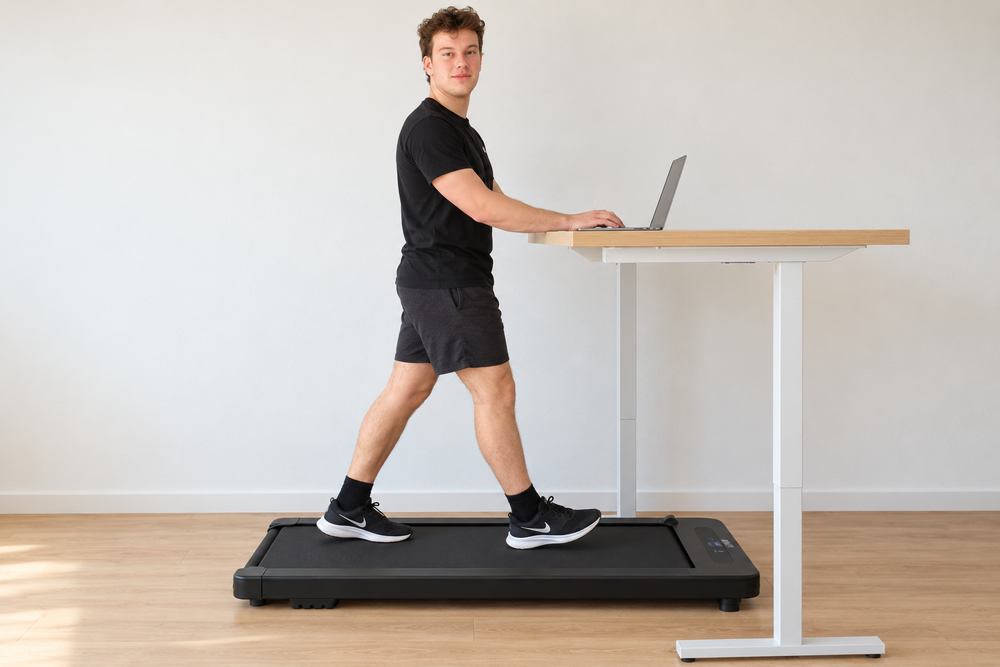 Casper wandelt op een VirtuFit WP100 bij een zit stabureau