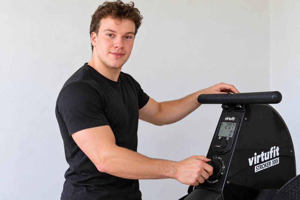Casper bedient de weerstandsknop van de VirtuFit Stroker 100i