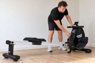Casper naast de VirtuFit Stroker 100i in een rustige kamer