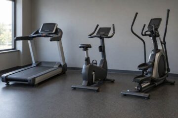 Loopband hometrainer en crosstrainer in een fitnessruimte
